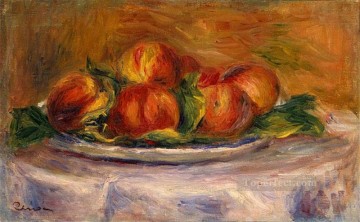 ピエール=オーギュスト・ルノワール Painting - 皿の上の桃の静物画 ピエール・オーギュスト・ルノワール